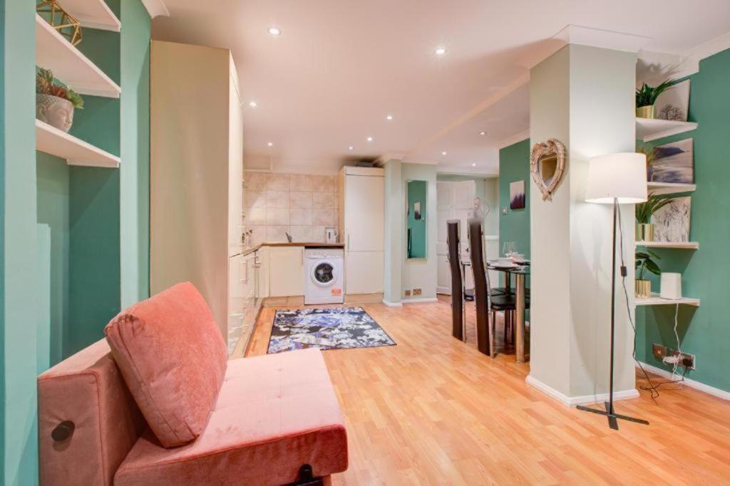 Hyde Park Two Bedroom Apartment *